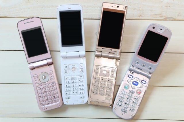 「逆パカ」「バリ3」「着メロ」って何？平成のケータイ事情を徹底解説！