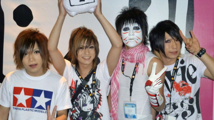 ゴールデンボンバーのメンバーが死亡って本当？過去スキャンダルが関係？噂の理由は？