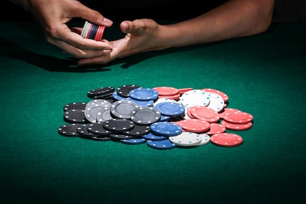 Plinko・Crash・KENOなど多数！カジノで遊べるミニゲームの種類を紹介 カジノゲームの種類は数多ありますが、ブラックジャックやルーレット、スロット等定番ゲームではなく、新しいゲームに挑戦してみたい、という方も多いのではないでしょうか。 こちらの記事では普段あまり脚光が当たっていないネットカジノで遊べるミニゲームについて、ご案内していきたいと思います。 ミニゲームとは カジノゲームのミニゲームは、一般的にシンプルなルールで、1ラウンドのプレイ時間が短いゲームを指します。 オンラインカジノのミニゲームのほとんどはライブではなく、コンピューター上で作成されておりシステムによって勝敗が左右されます。 簡単にルールを把握できるものが多く、カジノ初心者や、あまり頭を使わずにプレイを楽しみたい、という方におすすめです。 オンラインカジノゲームの代表的なミニゲーム5つ 多くのオンラインカジノサイトではミニゲームは「テーブルゲーム」や「その他のゲーム」等のページにくくられていたり、ページの下の方に表示されている事が多く、ゲームの全容を見る機会は少ないかもしれません。 ここでは代表的な5つのゲームの概要を解説していきたいと思います。プレイされるゲーム内で独自のルールが設定されている場合もありますので、プレイをされる際は各ゲームのルールを確認してみてください。 クラッシュ（CRASH） 落ちものゲームともいわれる。スタートと同時に倍率が上がり続け、クラッシュ（：衝突や墜落等ゲームにより演出は異なる）する前に「キャッシュアウト」を選択するゲーム。ランダムなタイミングでクラッシュするのでクラッシュの直前でキャッシュアウトするとより配当が高くなる。キャッシュアウトを選択する前にクラッシュしてしまった場合は配当はなし。 【代表的なゲーム名：アビエイター（Spribe）、キャッシュ・ギャラクシー（OneTouch）等】 ハイロー（HILO） 表示されているランダムな数字が、次に出てくる数字より高いか、低いか、同じかを当てるシンプルなゲーム。出てくる数字の近さなどは関係なく、単純に数字が高いか、低い、同じかで勝敗が決まる。トランプのカード等、基本的に決まった数字の中から次の数字が表示されるため予想はしやすい。 【代表的なゲーム名：ハイ‐ロー・クラブ(Playtech)、ハイロウ（Spribe）等】 スクラッチ（SCRATCH） カードの隠された部分を削って出てきた勝利金を獲得できる。 【代表的なゲーム名：ダイヤモンド・ラッシュ (Hacksaw Gaming) 、ゴールド・クリーク・スーパーペイ・スクラッチ（Boldplay）等 】 プリンコ（PLINKO） 表示されたマスから指定された数のマスを選択する。選択した各マスに隠された倍率が表示され、その倍率の配当を勝利金として獲得できる。 【代表的なゲーム名：プリンコ（Hacksaw Gaming）、プリンコ・ラッシュ（BETSOFT）等 】 ケノ（KENO） 1から80までの番号が書かれたカード（チケットと呼ばれる事もある）から指定された個数の番号を選ぶ。その後発表される当たりの番号と選んだ番号が一致していたら配当を獲得できる。 【代表的なゲーム名：スーパー・ケノ（Ka Gaming）、ケノ(Play’n GoGo）等 】 まとめ ミニゲームでは、必勝法のような複雑な戦略がほぼなく、ゲームの結果は運まかせとなります。カードゲームやルーレットのように確率が分かりにくい点では好き嫌いが分かれるかもしれません。 ただし、プリンコやケノ等ゲームによっては完全に負ける可能性が少なく、少額でも勝利金が出やすいミニゲームも多いので、決まった残高でゲームを長く楽しみたい方にはおすすめです。ぜひお気に入りのゲームを見つけてみてください。